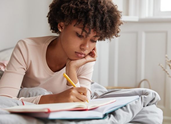 thoughtful-girl-posing-home-comfortable-bed_273609-20317